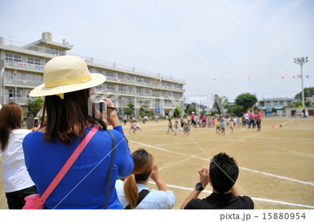運動会で子供を撮影する保護者 運動会で子供を撮影する保護者 15880954