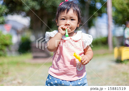 しゃぼん玉で游ぶ子供 しゃぼん玉で游ぶ子供 15881519