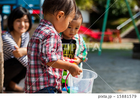 水遊びする子供 15881579