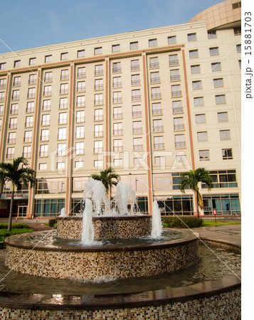 アクラ　ホテルの前の噴水　窓に映る朝日 15881703