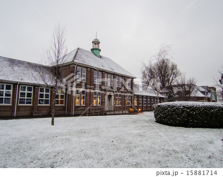 ロンドン郊外 雪景色のレンガ造りの校舎 ロンドン郊外 雪景色のレンガ造りの校舎 15881714