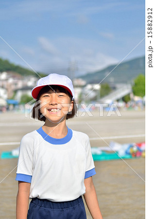 運動会に臨む女の子 体操服 赤白帽子 の写真素材 1512