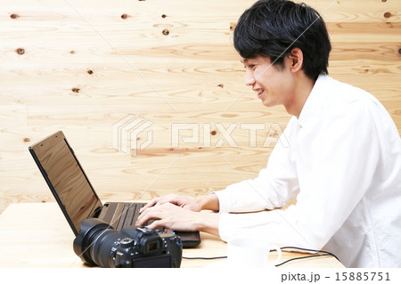 デジタル一眼レフとノートパソコン 15885751
