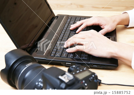 デジタル一眼レフとノートパソコン デジタル一眼レフとノートパソコン 15885752