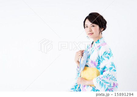 浴衣の若い女性 15891294