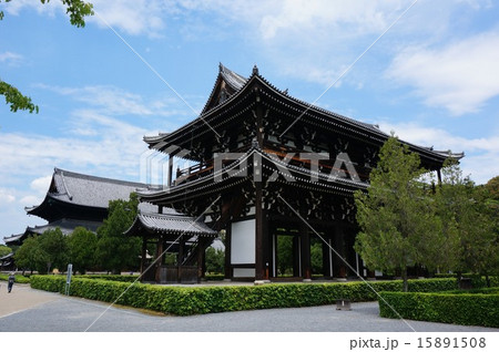 京都の観光スポット「東福寺」の三門（手前）と本堂 15891508