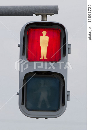 赤信号 電球式歩行者信号機の写真素材