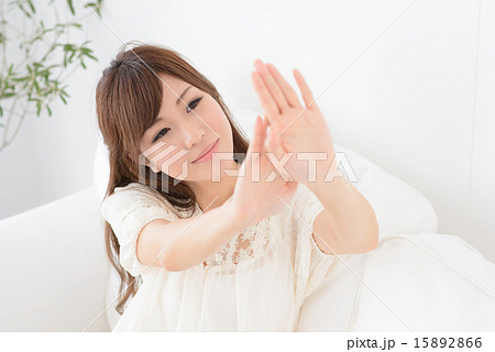 ネイル・若い女性 15892866