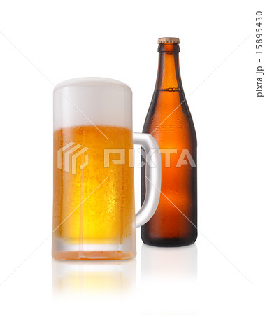 ビールジョッキとビール瓶 15895430