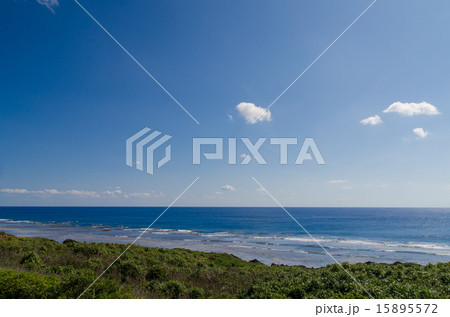 沖縄県 波照間島 底名溜池展望台からの景色 沖縄県 波照間島 底名溜池展望台からの景色 15895572
