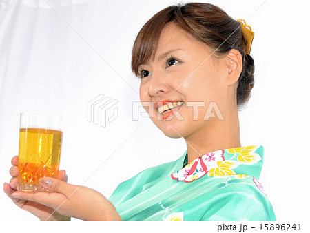 ビールグラスを持った浴衣の女性 15896241