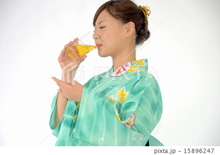 ビールを飲む浴衣の女性 15896247