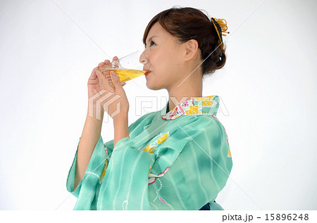 ビールを飲む浴衣の女性 ビールを飲む浴衣の女性 15896248