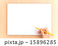 メモと手に持った鉛筆（ヨコ） 15896285