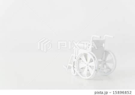 介護イメージ　車椅子 15896852