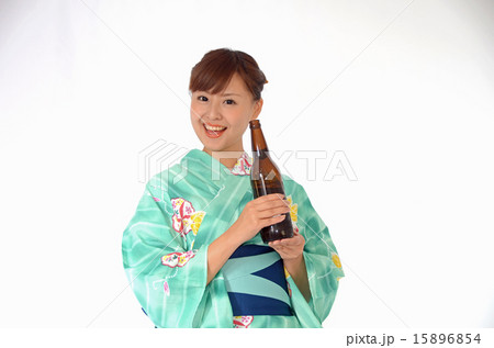 ビール瓶を持つ若い浴衣姿の女性　笑顔 15896854