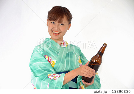 ビール瓶を持つ若い浴衣姿の女性　笑顔 15896856