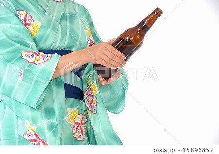 ビールを勧める浴衣姿の女性の手 ビールを勧める浴衣姿の女性の手 15896857