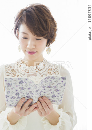 本を読む若い女性 本を読む若い女性 15897354