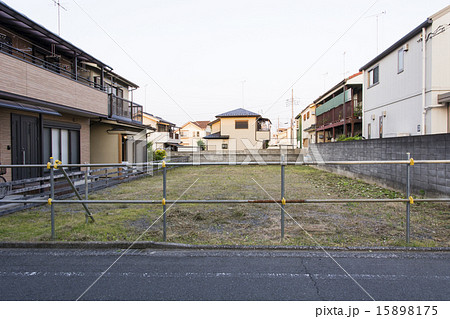 住宅街の空き家を取り壊した跡地 15898175