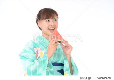 スイカを持った浴衣姿の若い日本女性 15898920
