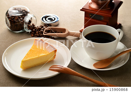 ベイクドチーズケーキとコーヒーの写真素材