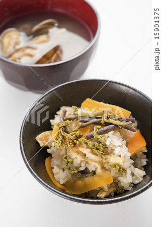 わらびの山菜おこわとアサリの味噌汁 わらびの山菜おこわとアサリの味噌汁 15901375