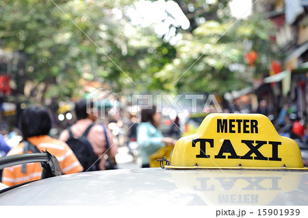 Taxis parked waiting for the next fare 15901939