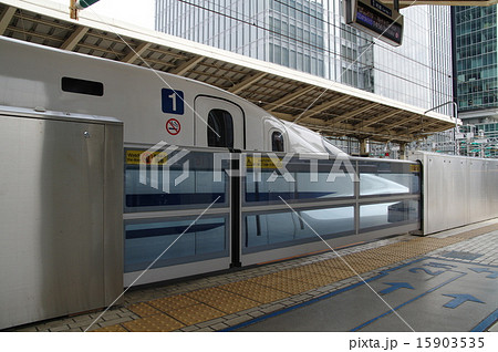 東京駅東海道新幹線のホームドアの写真素材