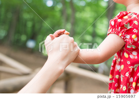 手を繋いで遊ぶ母と娘 15905697