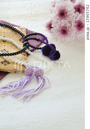紫色の菊と二連の数珠　白背景 15905762