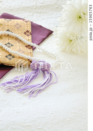 白色の菊と数珠　白背景 15905763