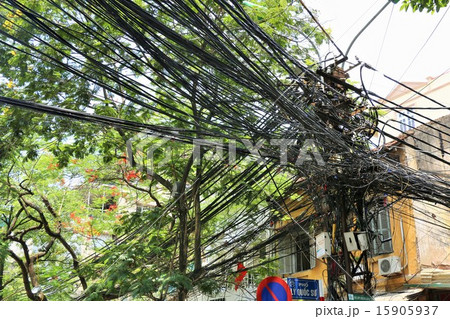 ベトナム ハノイにある街中の電線 ベトナム ハノイにある街中の電線 15905937