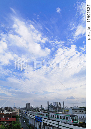 青空と白い雲と東京メトロ千代田線の16000系電車 15906327