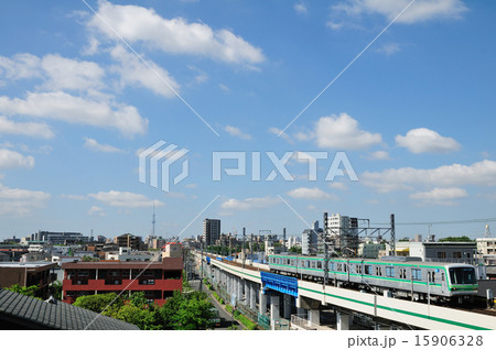 青空と浮雲と東京メトロ千代田線の05系電車 青空と浮雲と東京メトロ千代田線の05系電車 15906328