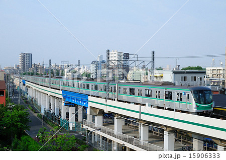 高架を走る東京メトロ千代田線の16000系電車 15906333