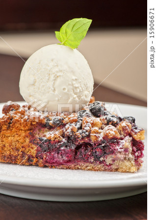 Crumble pie with black currants  15906671