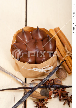 chocolate vanilla and spices cream cake dessert 15906965