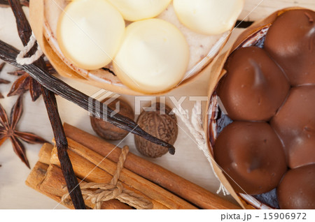 chocolate vanilla and spices cream cake dessert 15906972