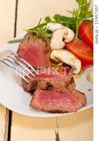 beef filet mignon grilled with vegetables 15907307