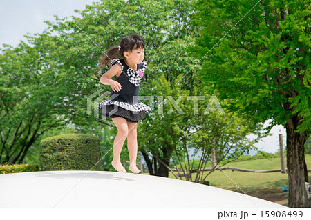 公園で遊ぶ女の子 15908499