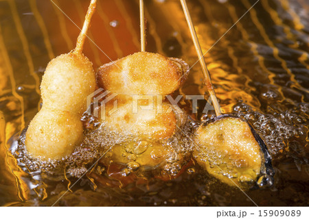 揚げている串野菜 15909089