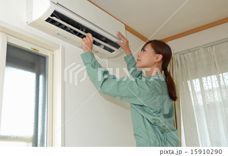 女性の作業員がクーラーの点検をしている 15910290