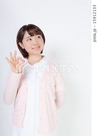 OKサインを出すナース 目線外し OKサインを出すナース 目線外し 15912133
