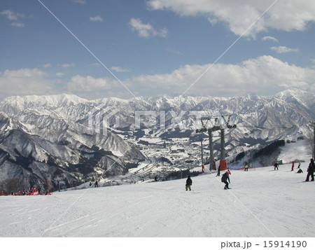 ゲレンデからスキー場を見下ろす 15914190