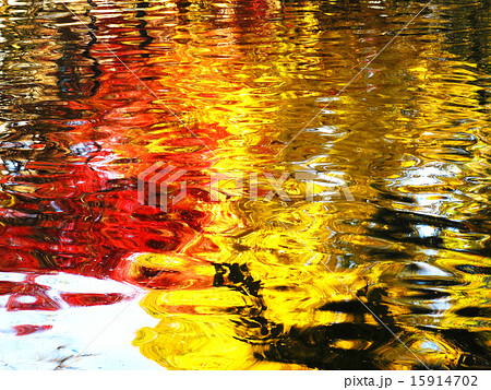 水面に映る紅葉 水面に映る紅葉 15914702