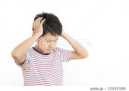 頭を抱える男の子の写真素材