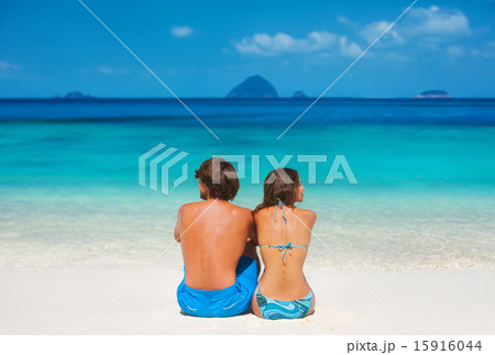 Couple on the beach 15916044