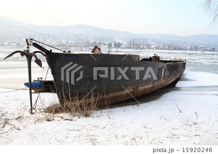 Ship in the ice 15920246