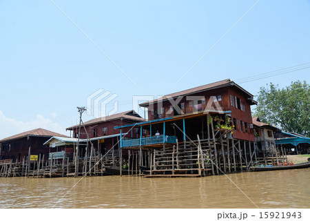 インレー湖の集落 15921943